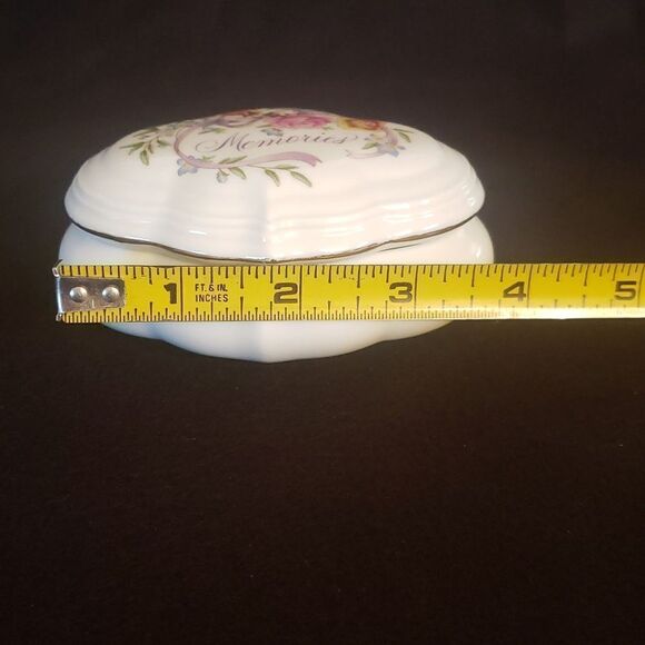 Vintage 1983 Avon "Memories... Are For Sharing" Porcelain Musical Trinket Box - Picture 7 of 15
